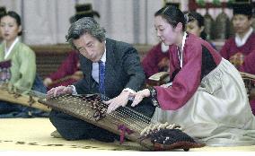 Koizumi plays kayagum at Seoul arts center